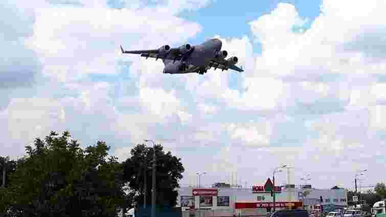 Транспортний літак НАТО C-130 Hercules приземлився сьогодні у Харкові (відео)