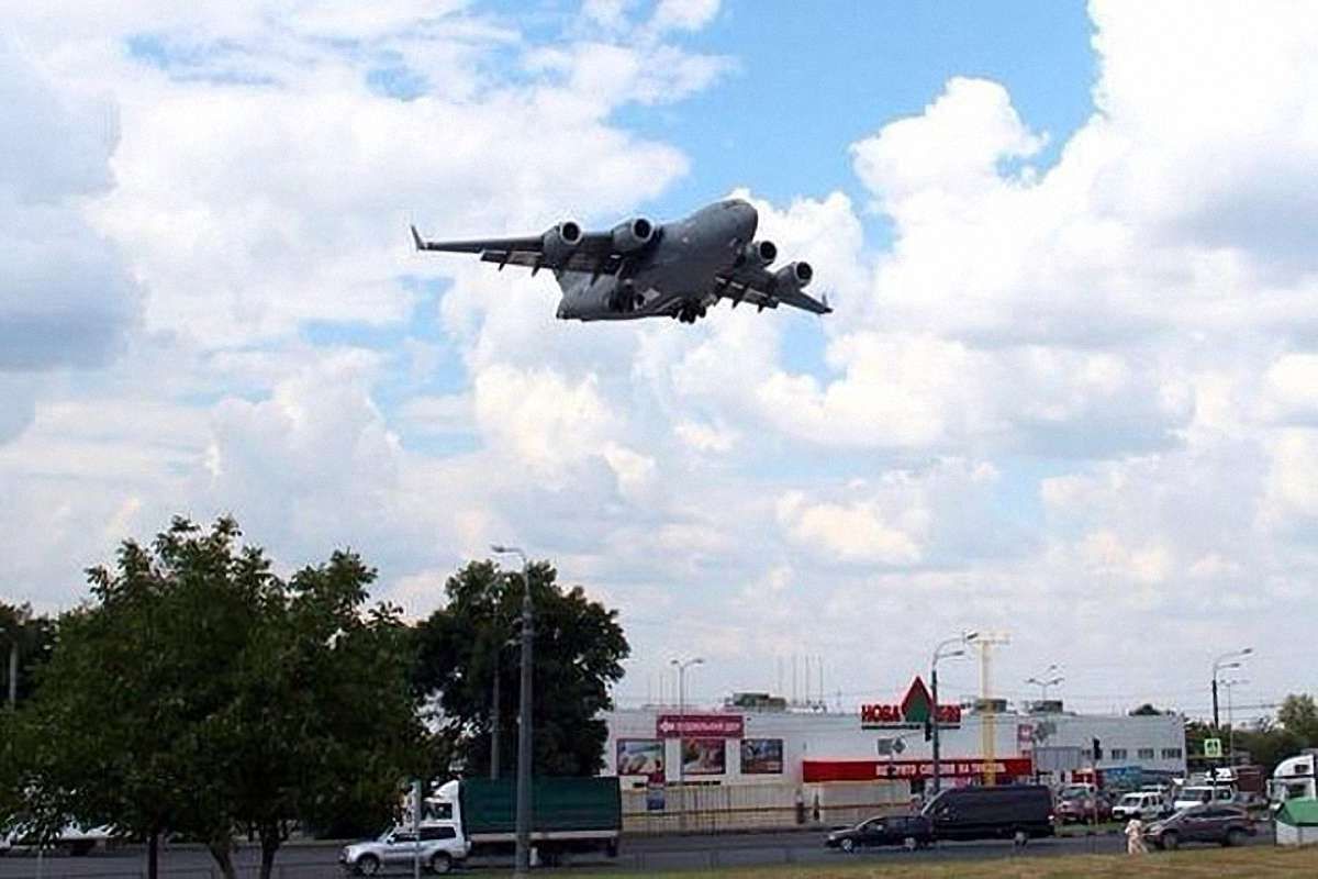 Транспортний літак НАТО C-130 Hercules приземлився сьогодні у Харкові (відео)