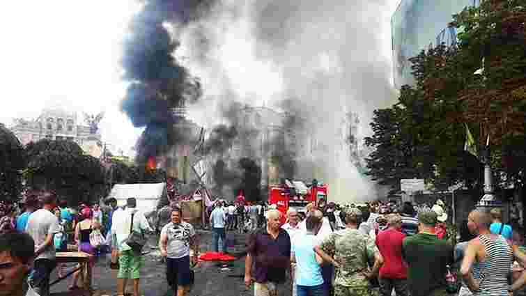 На Майдані Незалежності у Києві згоріли намети біля Стели Незалежності