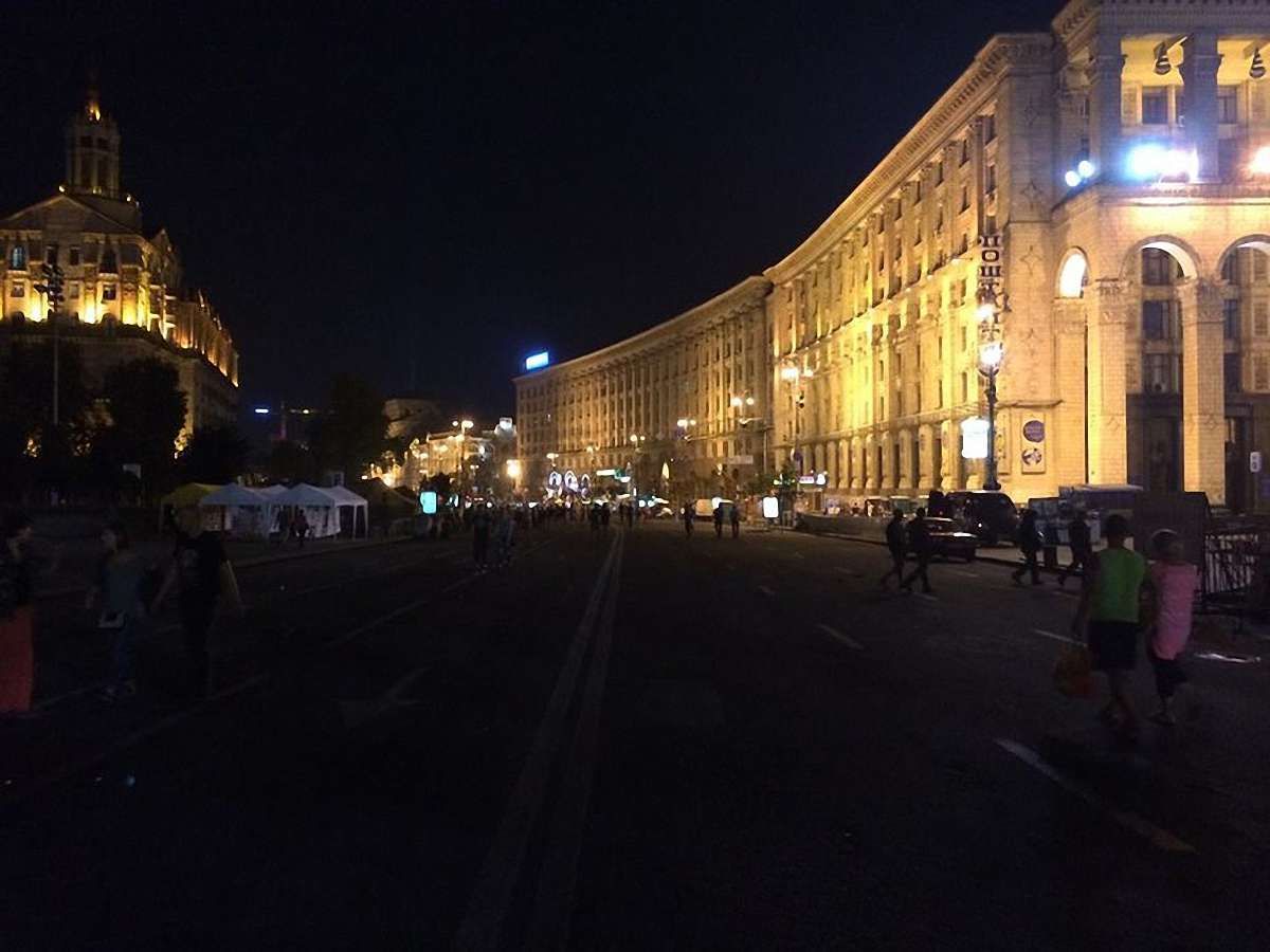 Майдан дійсно вільний від наметів та барикад, але "йолку" не чіпали