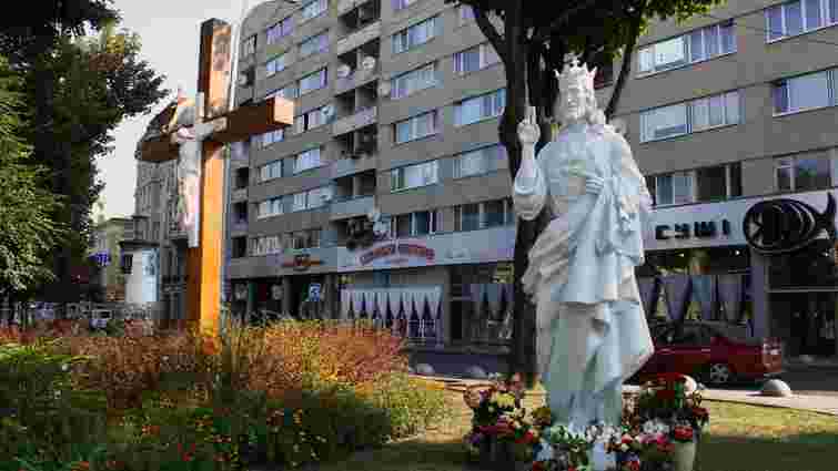 В центрі Львова самовільно поставили статую Христа