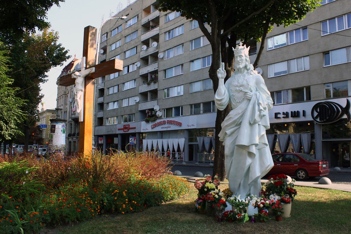 В центрі Львова самовільно поставили статую Христа