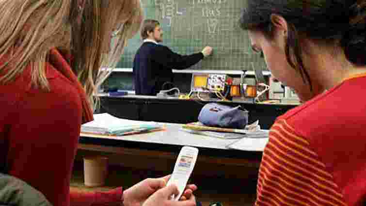 Міносвіти дозволило використання мобільних телефонів у школах