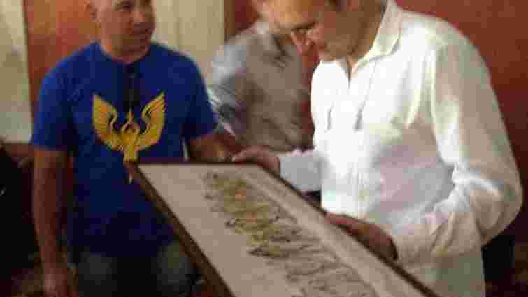 Юрій Журавель подарував меру Львова свою картину «Небесна сотня»