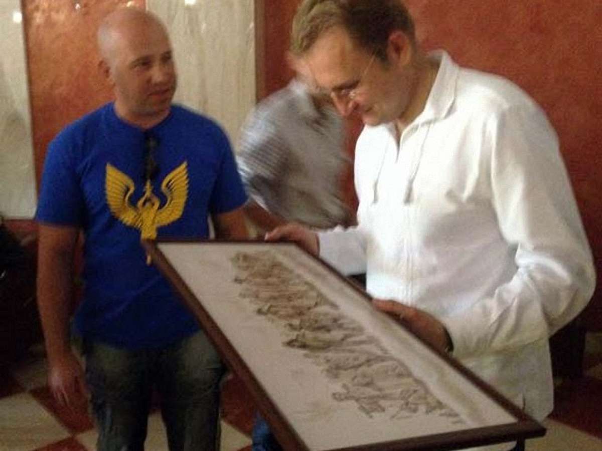 Юрій Журавель подарував меру Львова свою картину «Небесна сотня»