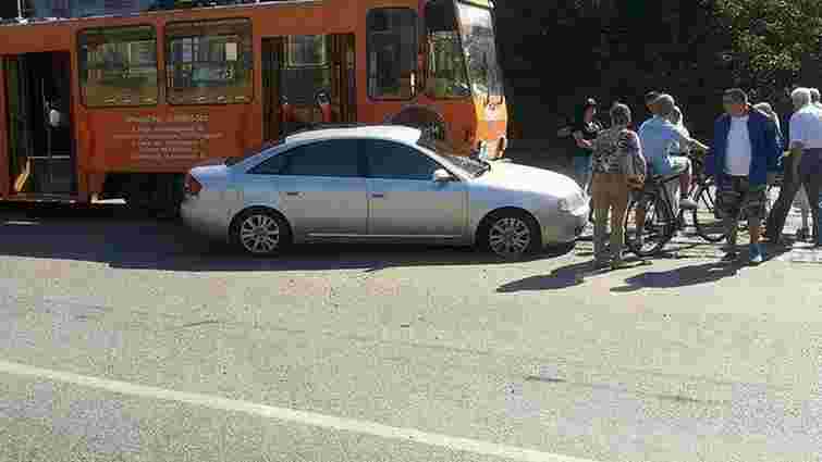 На вулиці Княгині Ольги у Львові автівка врізалася у трамвай