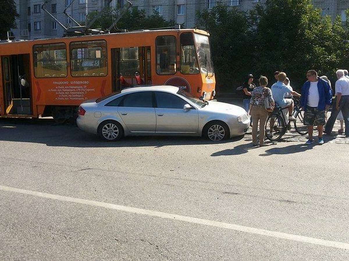 На вулиці Княгині Ольги у Львові автівка врізалася у трамвай