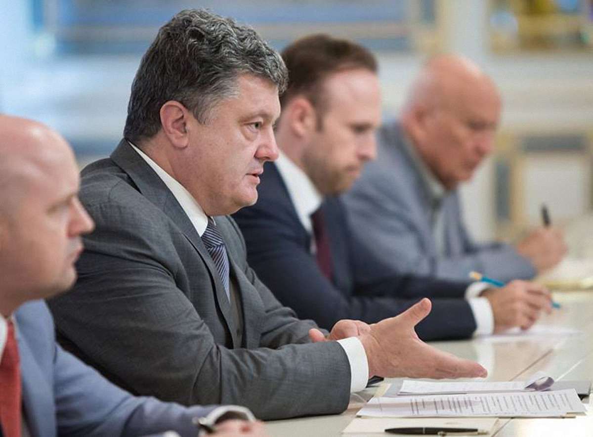 Порошенко обговорив з главами силових відомств подальшу тактику ведення АТО