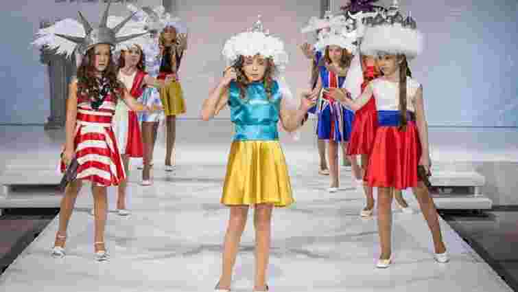Під час дитячого показу мод у Москві показали «самогубство України»
