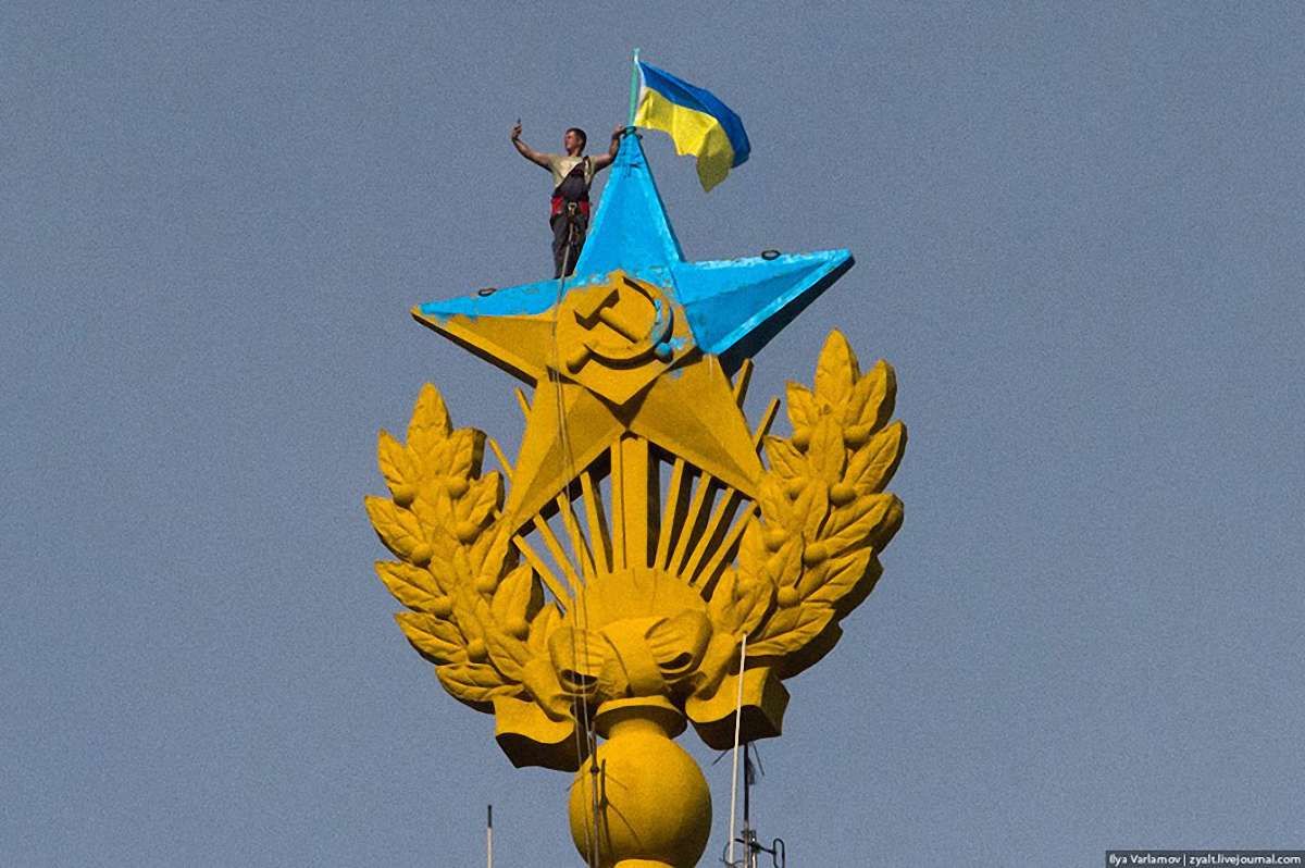 Справу щодо українського прапора над «сталінською висоткою» перекваліфікували