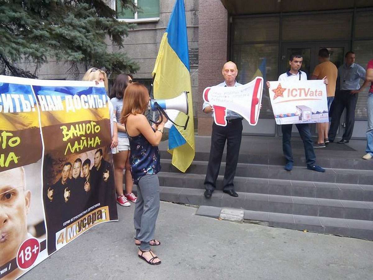 Львівські активісти у Києві пікетують телеканал ICTV