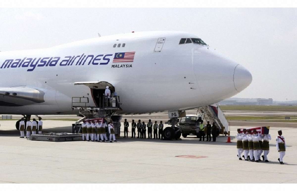 У Малайзію доставлено перші 20 тіл загиблих в катастрофі Boeing
