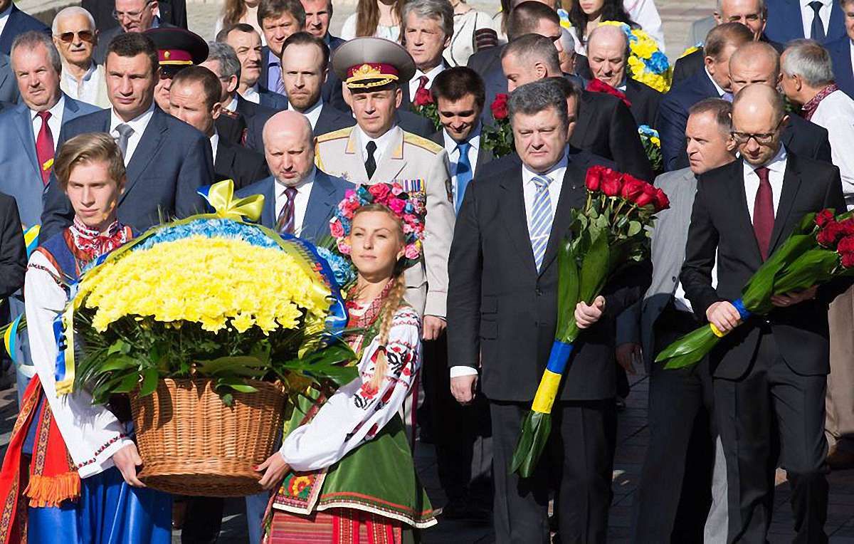 Президент з нагоди Дня Незалежності поклав квіти до пам’ятних місць українців