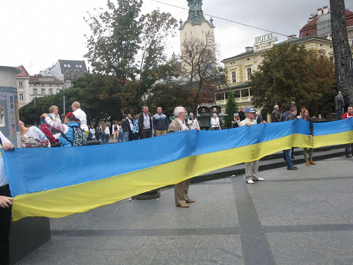 У центрі Львова до Дня Незалежності розгорнули 15-метровий національний стяг 
