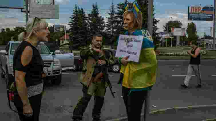 У Донецьку прив’язали до стовпа жінку з українським прапором