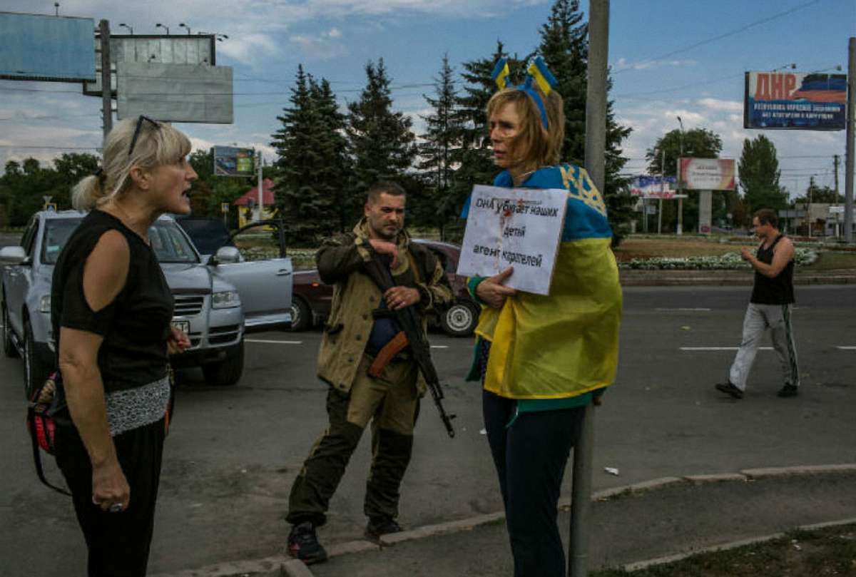 У Донецьку прив’язали до стовпа жінку з українським прапором