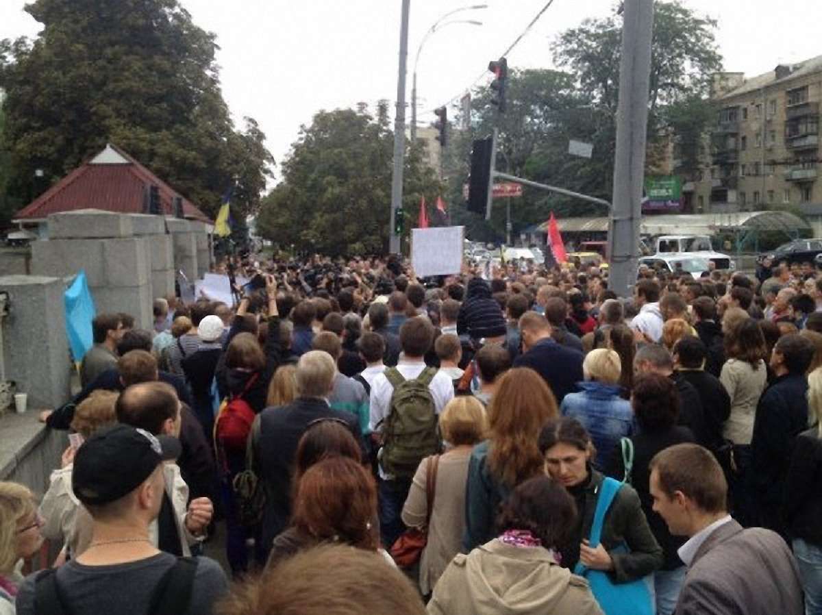 Під Міноборони мітинг: люди вимагають надати військовикам важку техніку