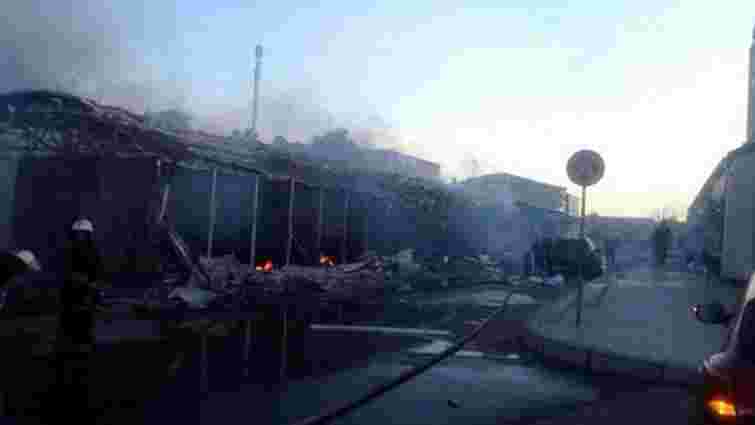 У Донецьку обстріляли Привокзальну площу - знищено торговельні павільйони і тролейбус, - мерія