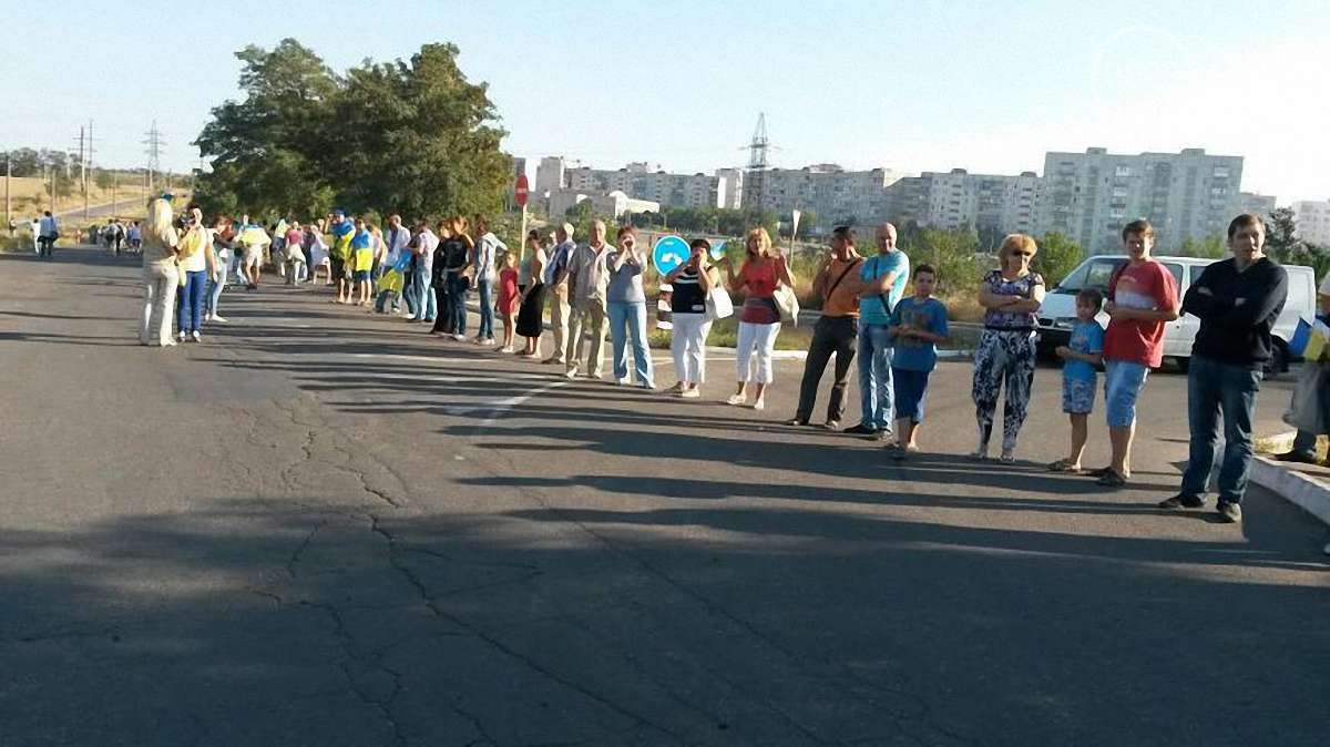 Маріупольці на блокпосту з боку Новоазовська влаштували «живий ланцюг» з тисячі осіб 