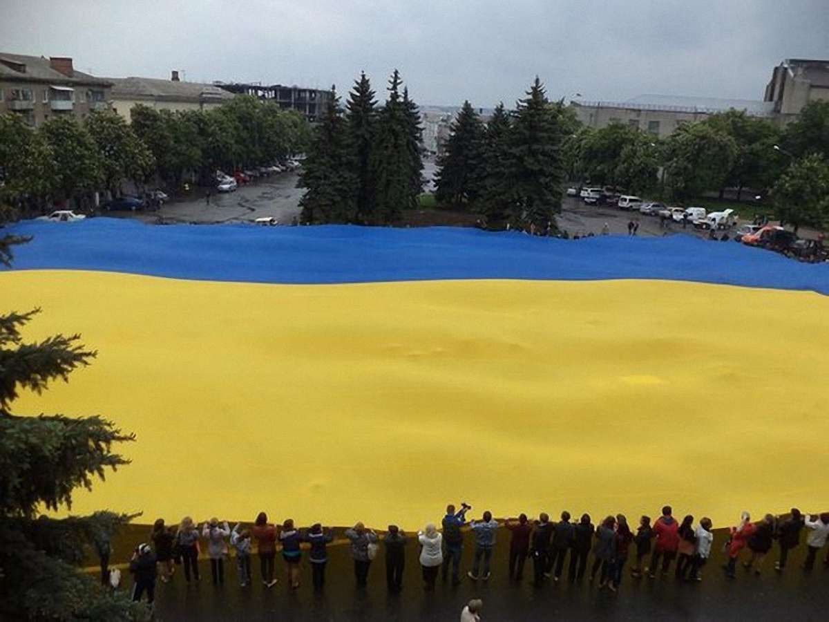 В Червонограді розгорнули найбільший у світі український прапор