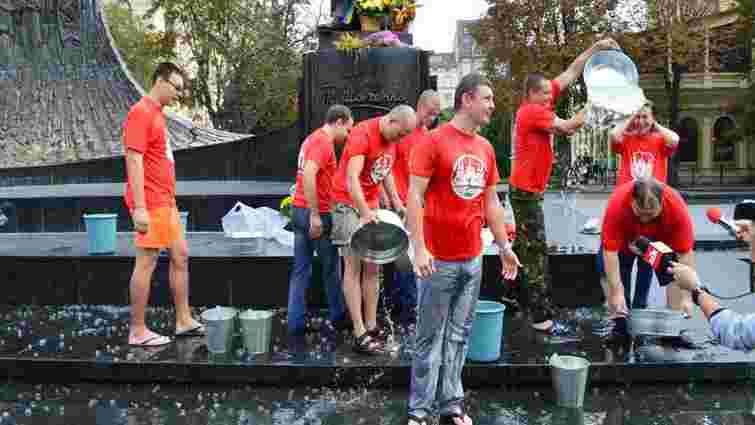 Львівські активісти в межах Ice Bucket Challenge кинули виклик Тимошенко, Луценку та Тягнибоку
