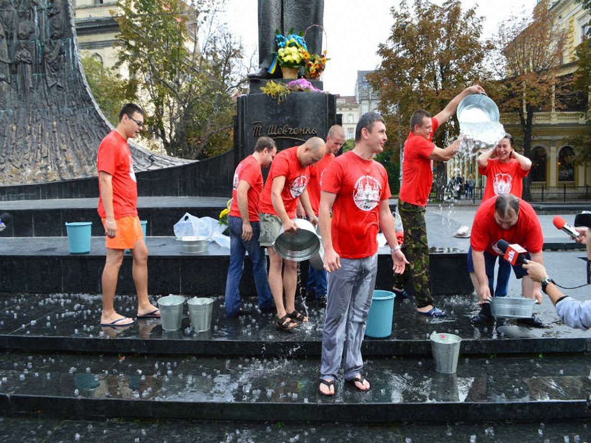 Львівські активісти в межах Ice Bucket Challenge кинули виклик Тимошенко, Луценку та Тягнибоку