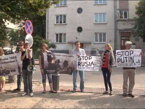Львів’яни біля консульства Чехії вимагали адекватної оцінки ситуації на сході