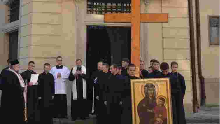 Молодь Львова пронесла містом хрест та ікону, подаровані Іваном Павлом ІІ