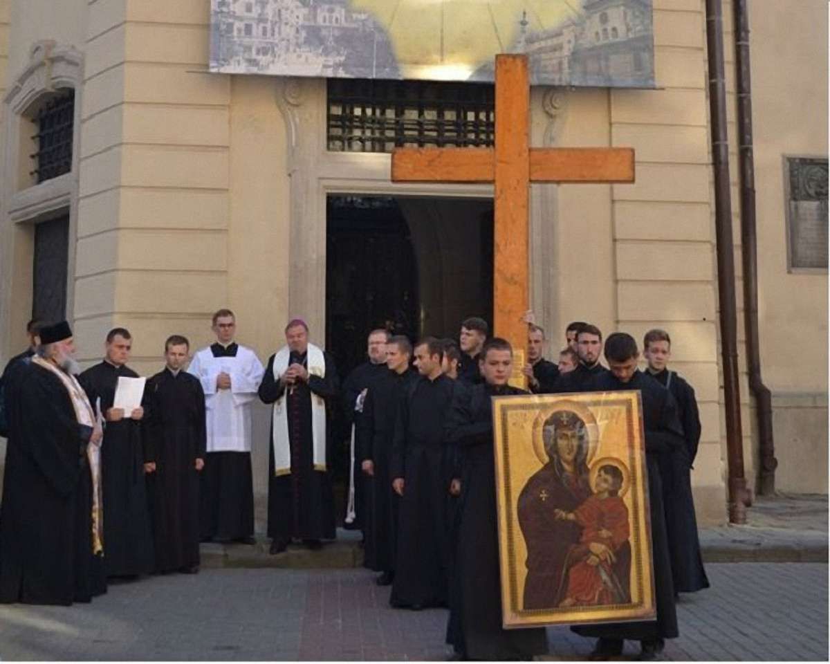 Молодь Львова пронесла містом хрест та ікону, подаровані Іваном Павлом ІІ