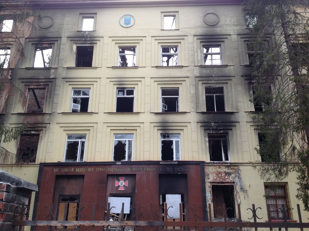 Спалена у Ніч Гніву військова частина на вул. Стрийській повільно розвалюється