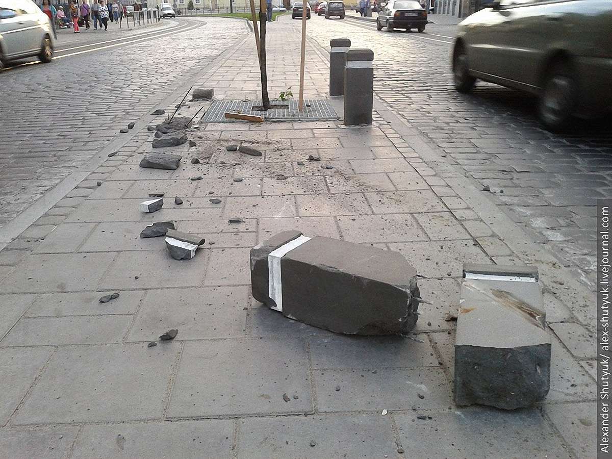 У Львові на вул. Городоцькій зруйнували захисні стовпи для дерев