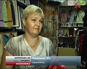 Частина підприємців ТЦ у Золочеві вимагає свої павільйони у власність