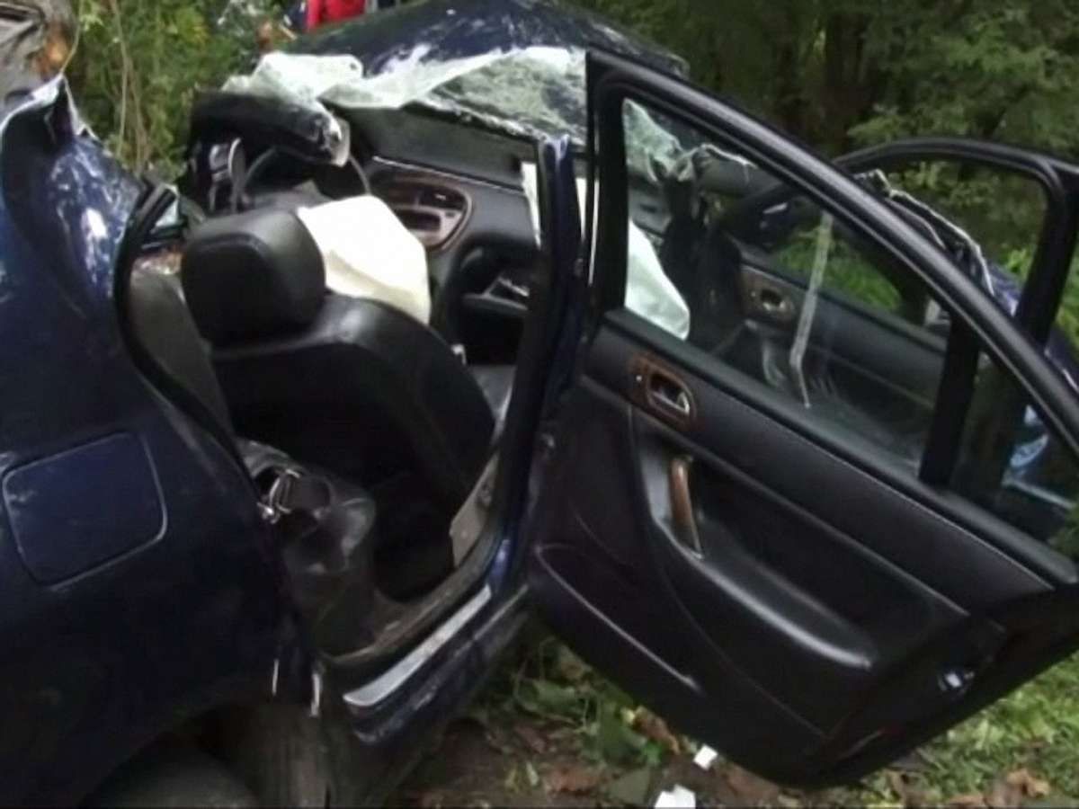 На Львівщині довелося розрізати автомобіль, щоб дістати потерпілих у ДТП 
