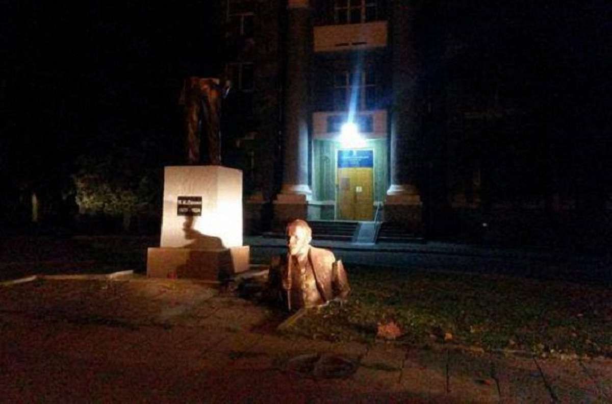 У Харкові знову зруйнували два пам’ятники Леніну