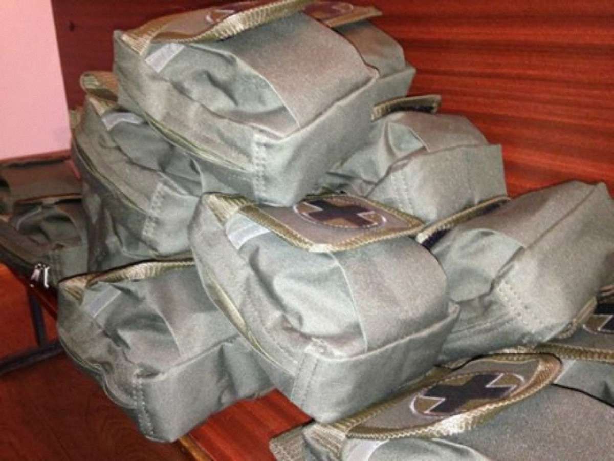 Бійцям в зону АТО львівські волонтери доставили індивідуальні аптечки