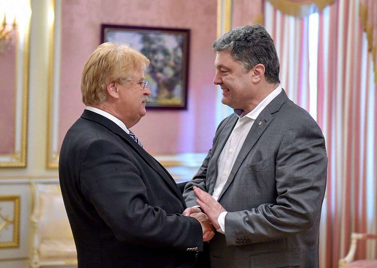 Петро Порошенко зустрівся з головою комітету з міжнародних питань ЄС Елмаром Броком
