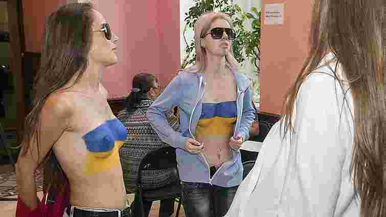 Українки роздягнулися на виборчій дільниці в Москві і показали жовто-блакитні груди