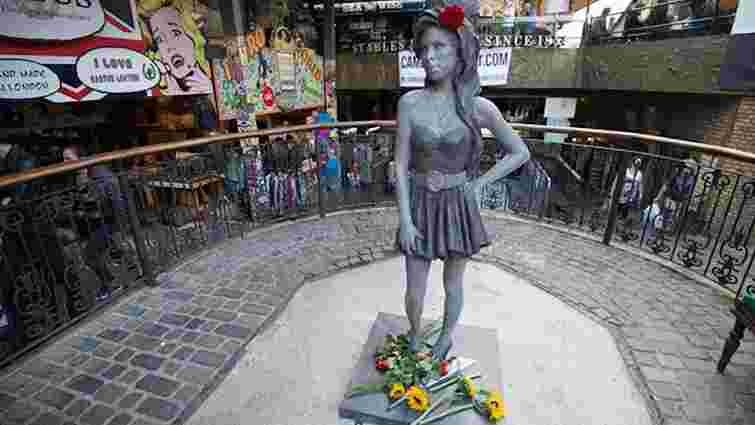 У Лондоні встановили пам'ятник Емі Вайнхаус