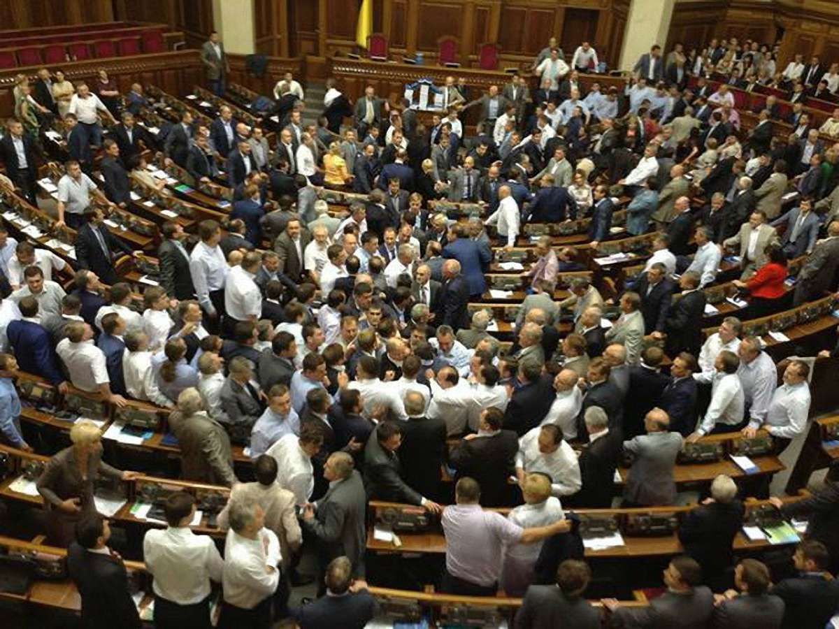 Рада таємним голосуванням прийняла закони Порошенка по Донбасу