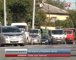 Після ДТП на вулиці Пасічній мешканці вимагають покласти "поліцейських"