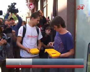 У Львові вітрини російських банків розфарбували триколорами 
