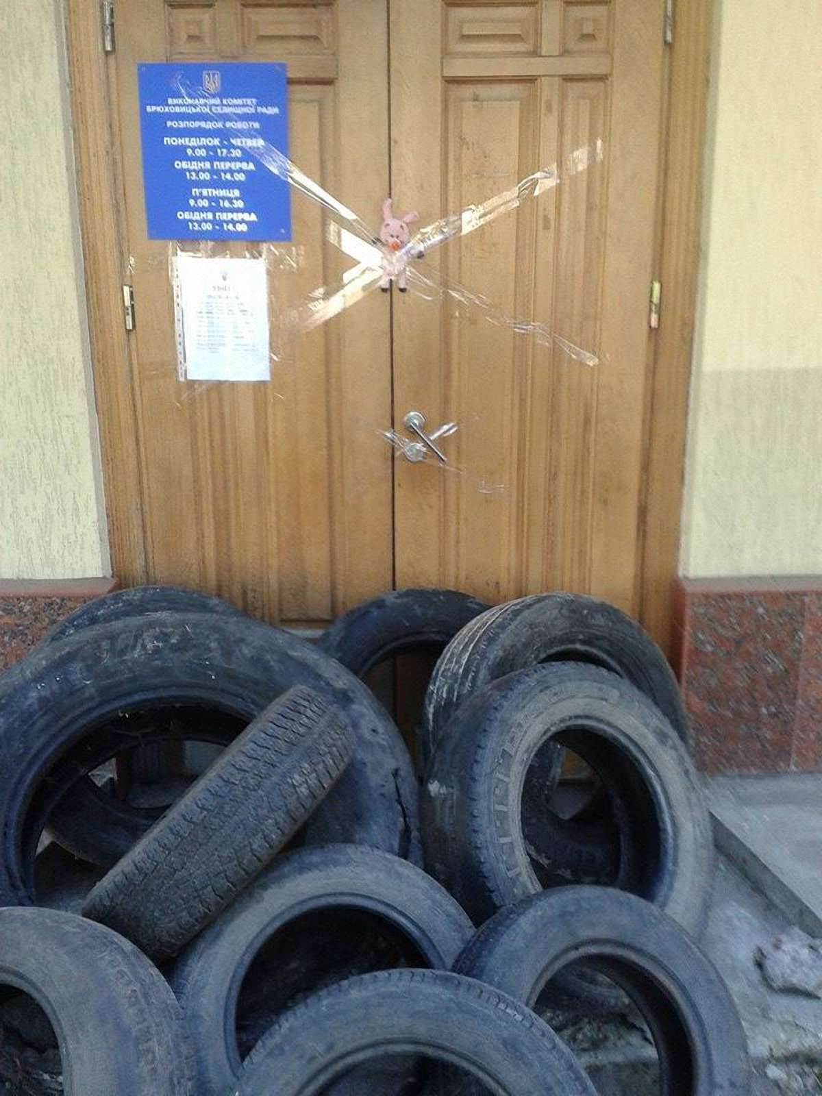 У Брюховичах люди пікетували селищну раду через затягування ремонту народного дому