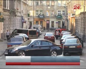 Перекриття дороги на просп. Чорновола у Львові водії не встигли помітити