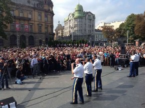 Американські військові заспівали у центрі Львова