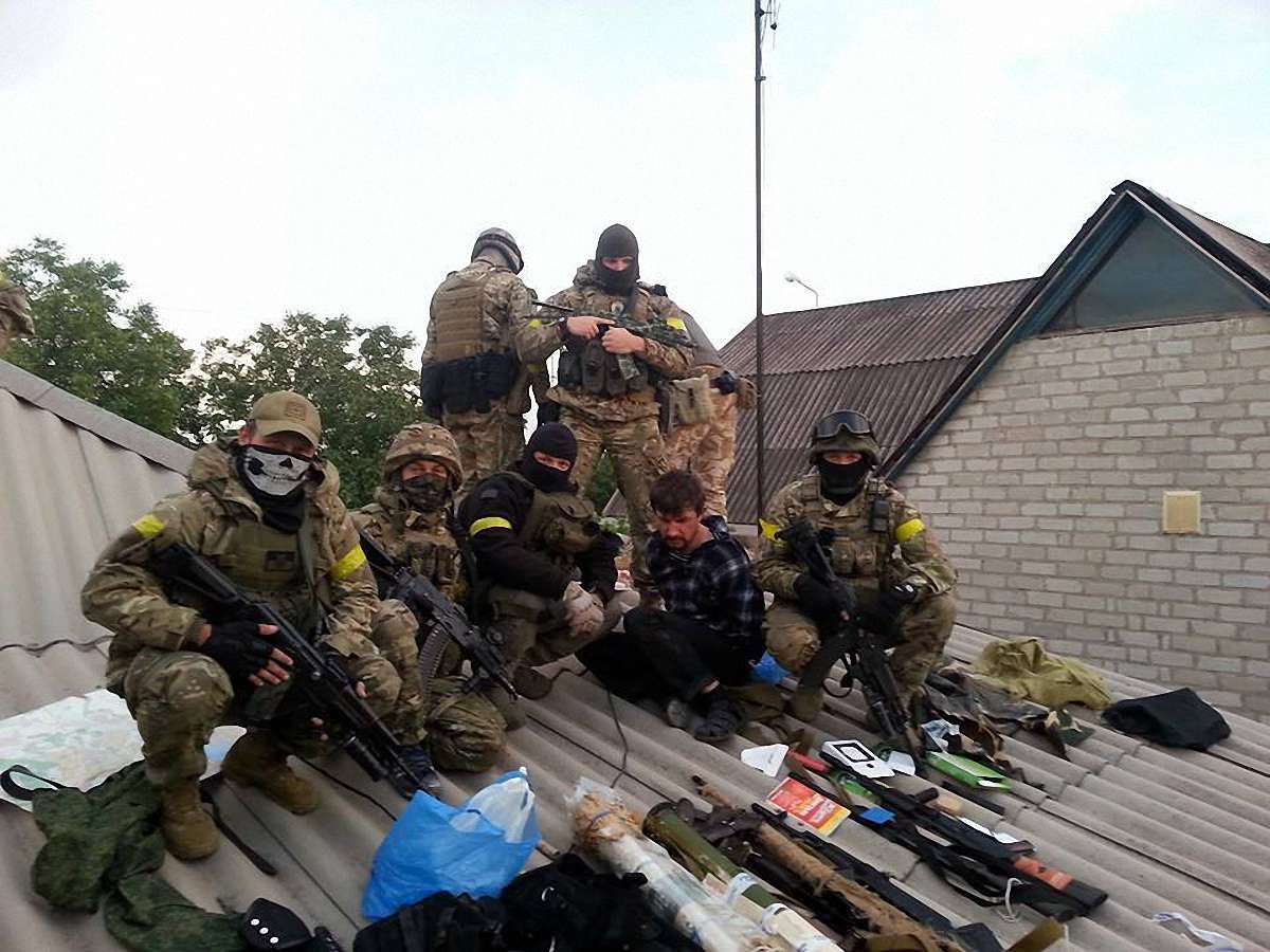 Бійці батальйону «Азов» затримали групу диверсантів і ведуть бій з бойовиками під Маріуполем 