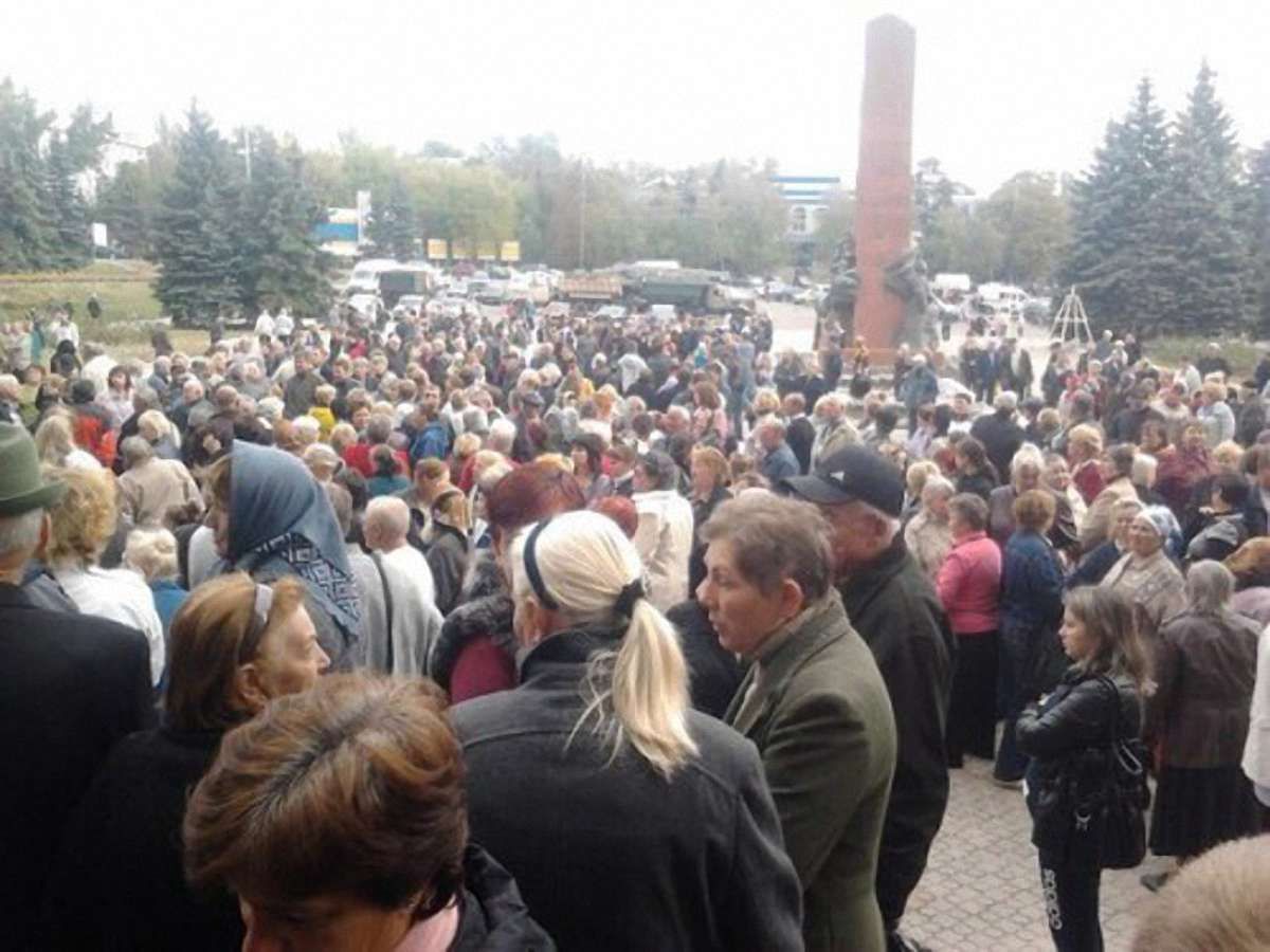 Людей, які вийшли на мітинг протесту в Антрациті, російські «козаки» погрожують розстріляти