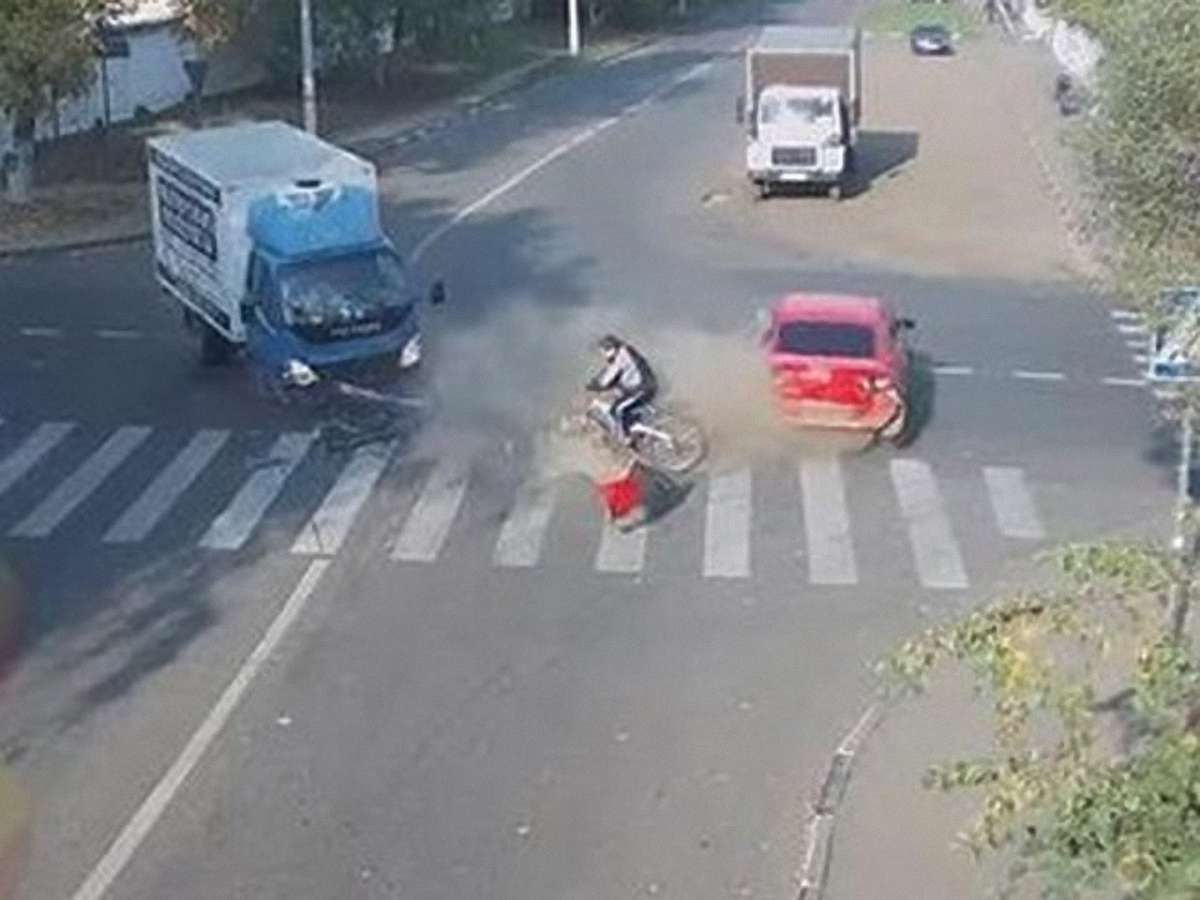 Відео ДТП, у якому дивом вижив велосипедист, стало хітом інтернету 