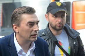 Добродомов і Парасюк відмовились від передвиборчих білбордів на користь допомоги армії 