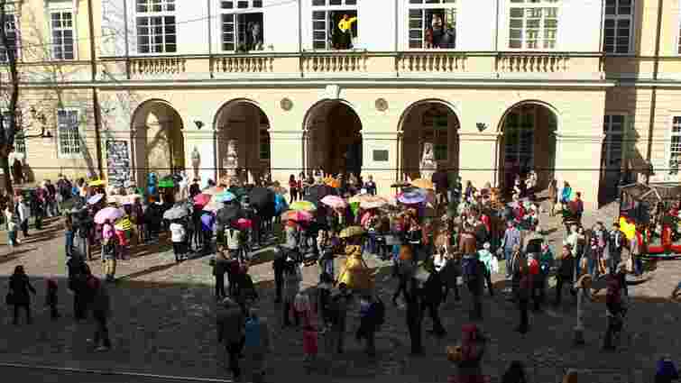 Львів'яни кольоровими парасольками агітували за мир