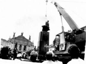 Як скидали Леніна у Львові